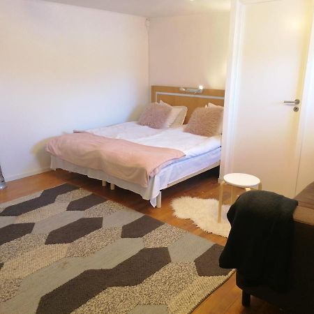 Ett Rums Laegenhet Med Egen Ingang, Parkering Örebro Exterior foto
