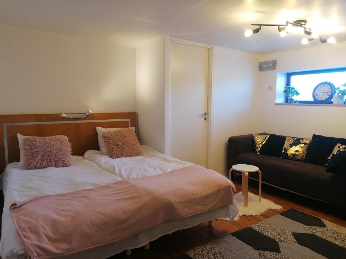 Ett Rums Laegenhet Med Egen Ingang, Parkering Örebro Exterior foto
